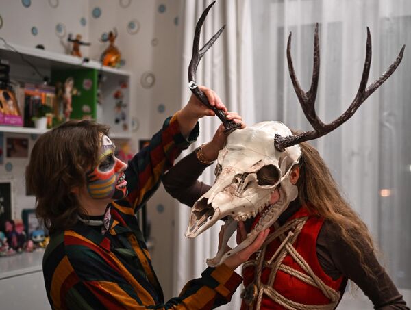 خلال استعداد الفتيان للاحتفال بعيد "الهالوين" داخل منازلهم في موسكو. - سبوتنيك عربي