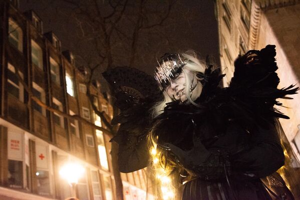 شاب يرتدي زي "الزومبي" خلال مشاركته في احتفالات "الهالوين" في ألمانيا. - سبوتنيك عربي