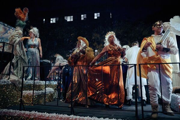 مجموعة من الأشخاص يرتدون ملابس غريبة خلال مشاركتهم في موكب "الهالوين" في نيويورك.  - سبوتنيك عربي