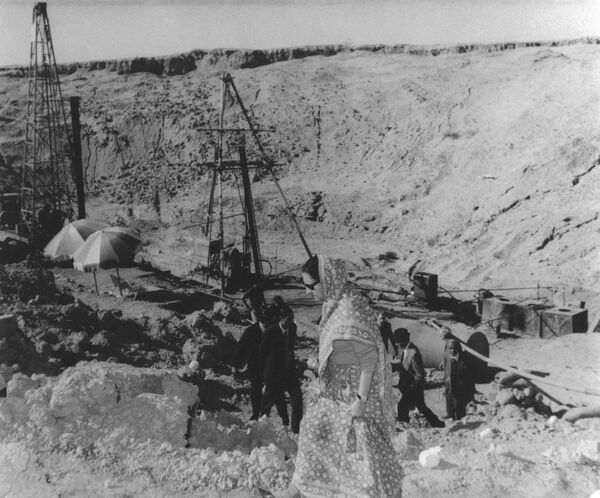 رئيسة الوزراء الهندية، أنديرا غاندي، تزور موقع تجارب بوخران في راجستان في الهند، في 12 ديسمبر/كانون الأول 1974، يذكر أن أول تجربة نووية للهند، والتي أطلق عليها اسم &quot;بوذا المبتسم&quot; أجريت في هذا الموقع، في 18 مايو /أيار 1974. - سبوتنيك عربي