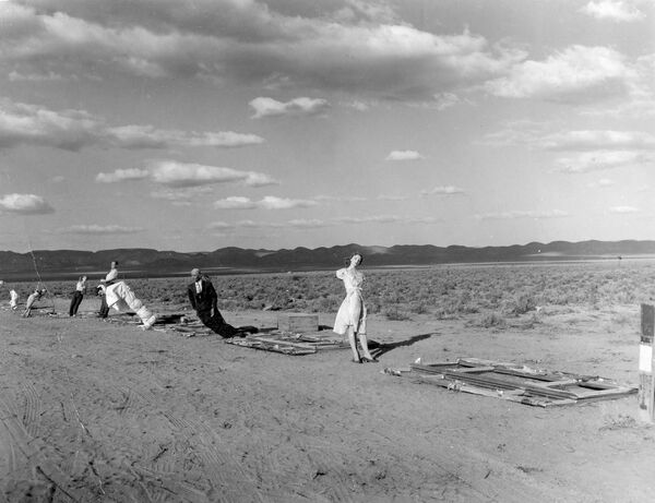 منظر لصف من التماثيل الصغيرة على بعد 7000 قدم من موقع الانفجار خلال إحدى تجارب تفجير القنابل النووية التي نفذت ضمن عملية &quot;تيبوت&quot; (المعروفة إعلاميا آنذاك باسم &quot;عملية كيو&quot;) في موقع تجارب نيفادا (المعروف سابقا باسم &quot;أرض التجارب في نيفادا&quot;)، بين فبراير /شباط، ومايو 1955. - سبوتنيك عربي