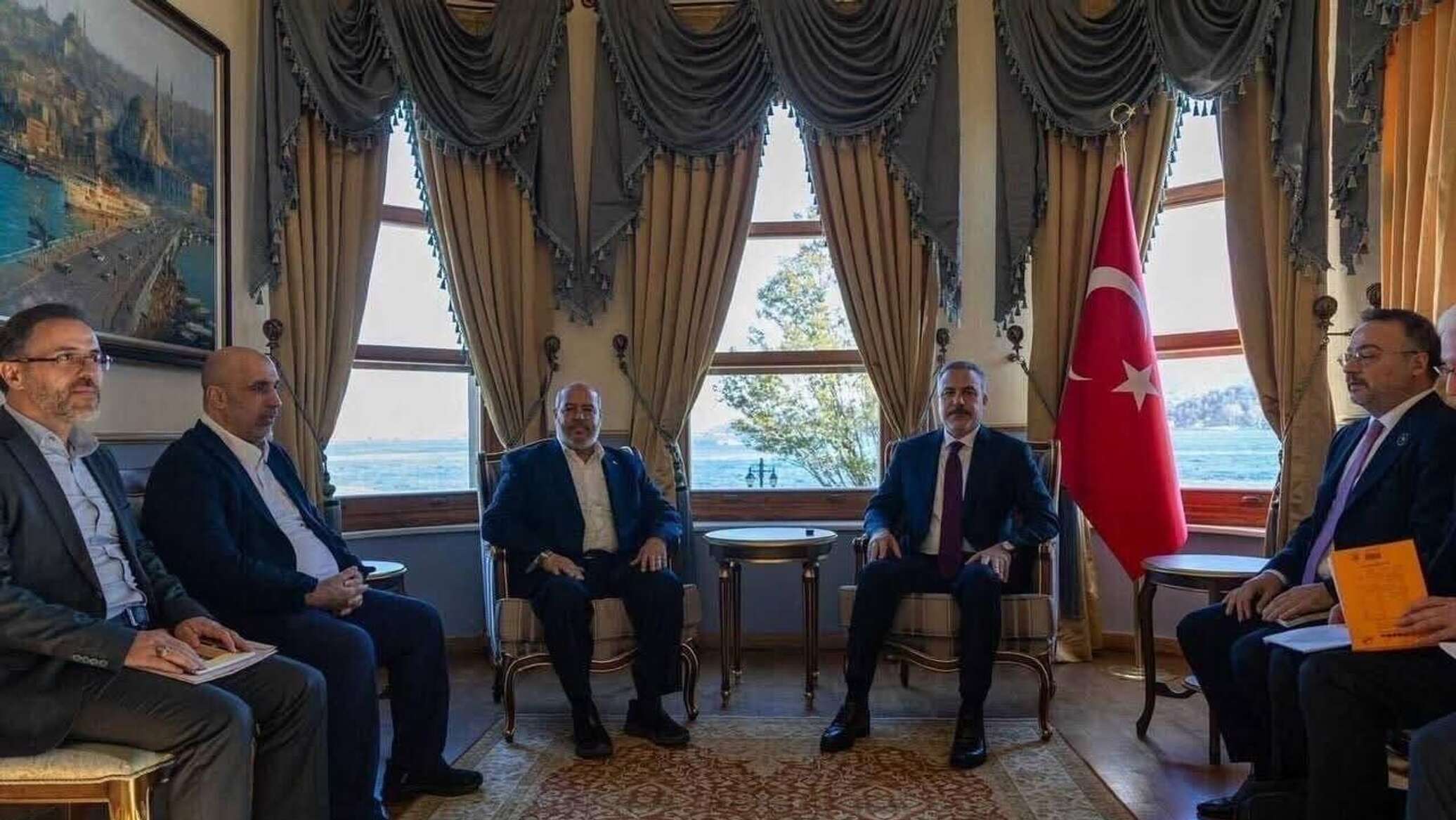 وفد من "حماس" يناقش مع وزير الخارجية التركي الخروقات الإسرائيلية وتشكيل لجنة إدارة غزة