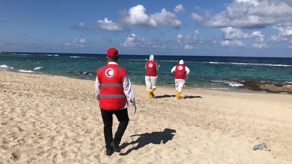 العثور على جثمان مهاجر مجهول على شاطئ المطرد غرب الزاوية في ليبيا.. والهلال الأحمر يتدخل - سبوتنيك عربي