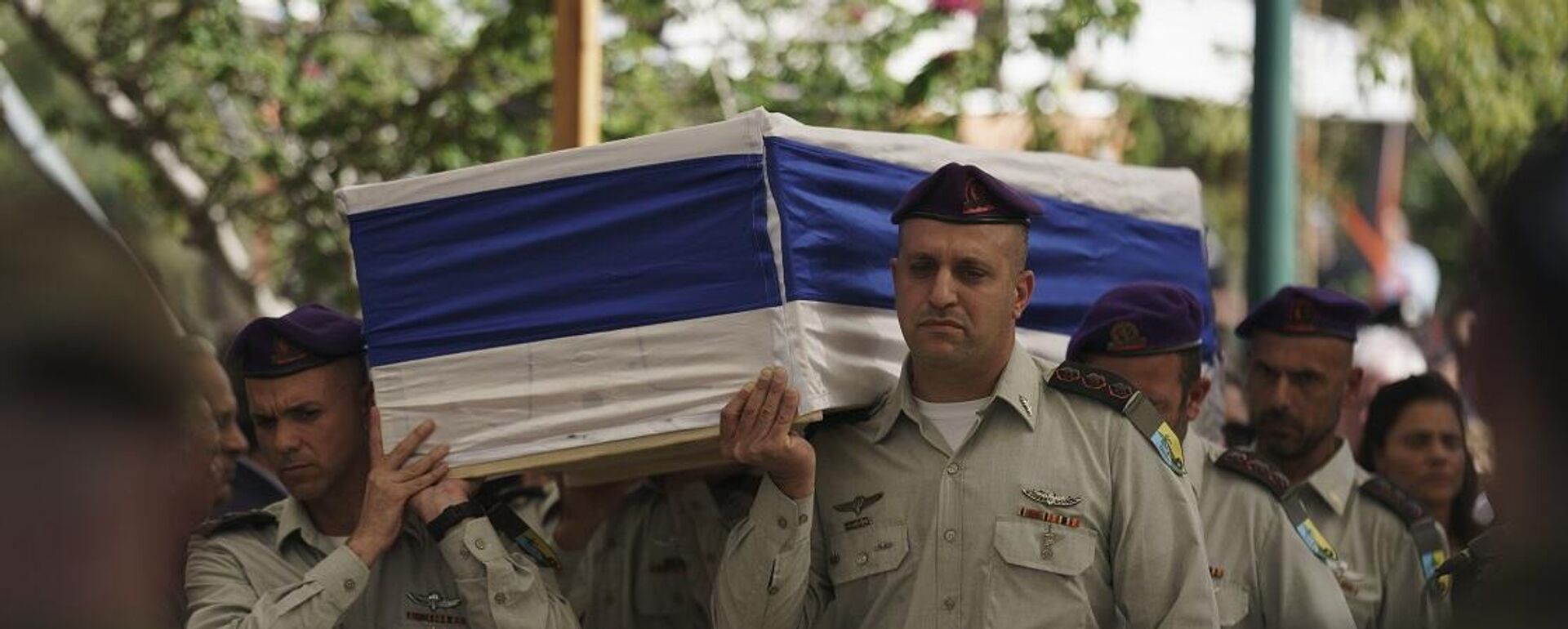 جنود إسرائيليون يحملون نعش العقيد أساف حمامي خلال جنازته في المقبرة العسكرية كريات شاؤول في تل أبيب، إسرائيل، 4 ديسمبر/ كانون الأول 2023 - سبوتنيك عربي, 1920, 03.11.2025