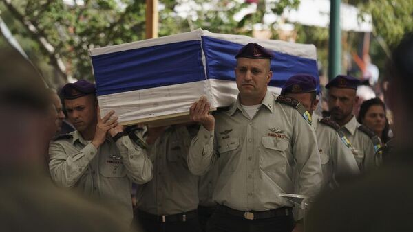 جنود إسرائيليون يحملون نعش العقيد أساف حمامي خلال جنازته في المقبرة العسكرية كريات شاؤول في تل أبيب، إسرائيل، 4 ديسمبر/ كانون الأول 2023 - سبوتنيك عربي