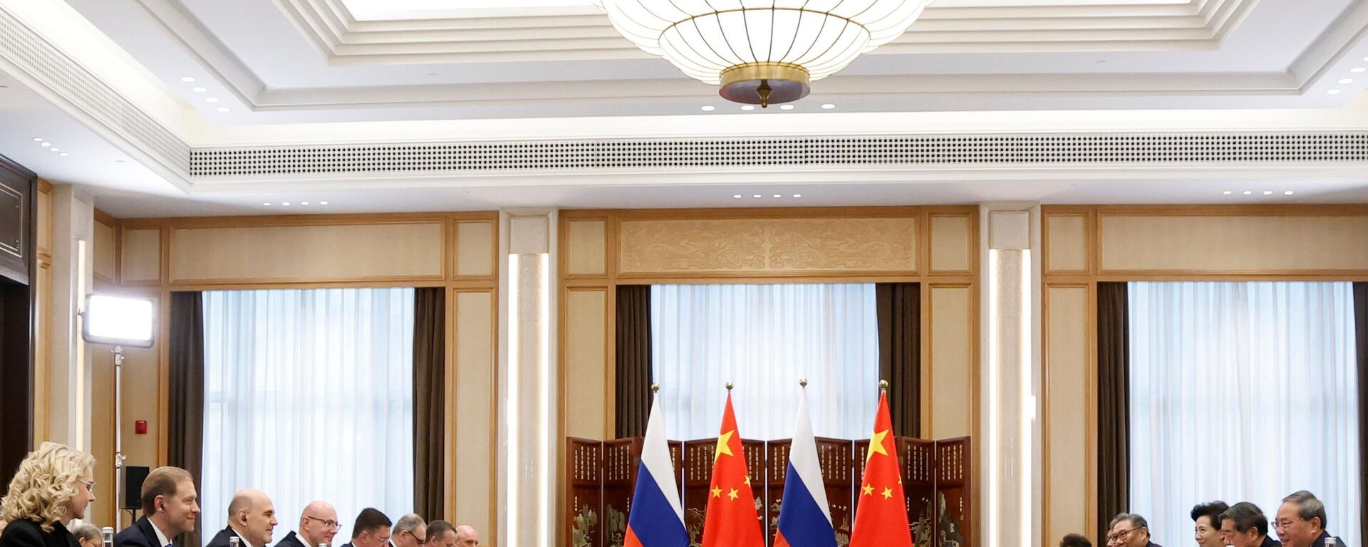 رئيس الوزراء الروسي ميخائيل ميشوستين ورئيس مجلس الدولة الصيني لي تشيانغ  خلال اجتماع في هانغتشو في الصين - سبوتنيك عربي, 1920, 04.11.2025