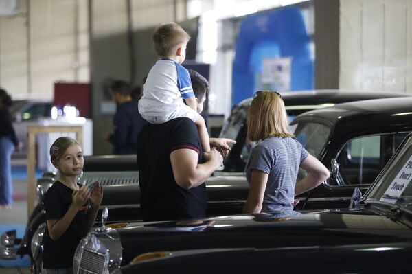 لبنان.. طرابلس تستحضر ذاكرة الزمن الجميل في معرض للسيارات الكلاسيكية - سبوتنيك عربي