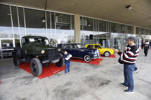 لبنان.. طرابلس تستحضر ذاكرة الزمن الجميل في معرض للسيارات الكلاسيكية - سبوتنيك عربي