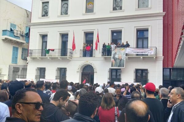 إضراب البنوك يربك الاقتصاد التونسي ويتسبب في شلل في القطاع المالي إضراب البنوك يربك الاقتصاد التونسي ويتسبب في شلل في القطاع المالي - سبوتنيك عربي