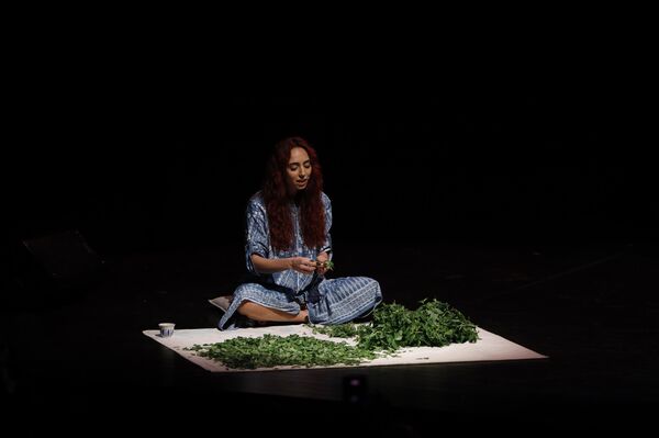 &quot;غزة - عيتا الشعب - غزة&quot;.. مسرحية توثق صمود النساء بين الحرب والذاكرة - سبوتنيك عربي