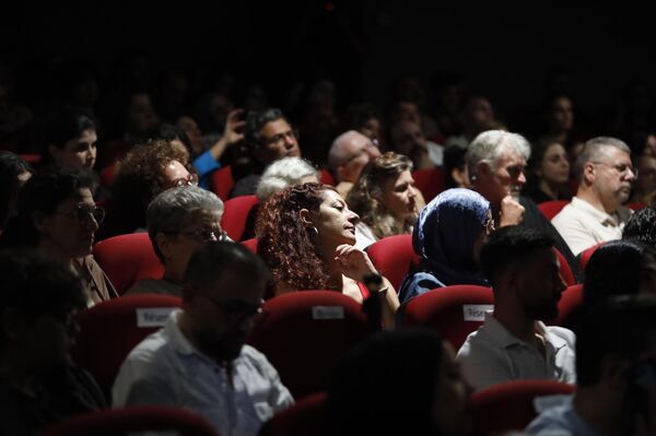 &quot;غزة - عيتا الشعب - غزة&quot;.. مسرحية توثق صمود النساء بين الحرب والذاكرة - سبوتنيك عربي