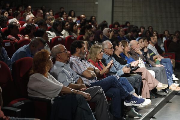 &quot;غزة - عيتا الشعب - غزة&quot;.. مسرحية توثق صمود النساء بين الحرب والذاكرة - سبوتنيك عربي