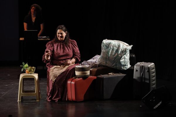 &quot;غزة - عيتا الشعب - غزة&quot;.. مسرحية توثق صمود النساء بين الحرب والذاكرة - سبوتنيك عربي