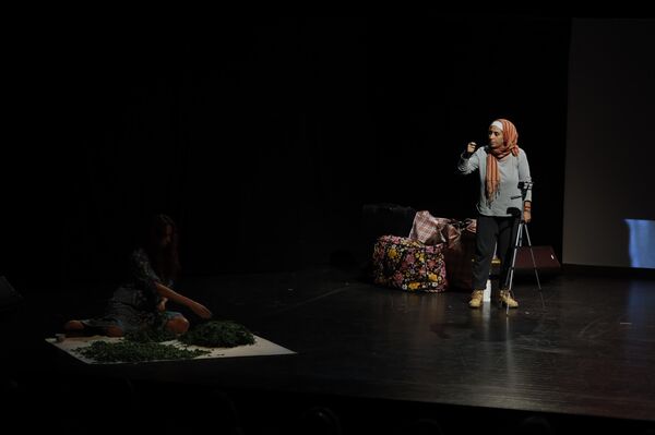 &quot;غزة - عيتا الشعب - غزة&quot;.. مسرحية توثق صمود النساء بين الحرب والذاكرة - سبوتنيك عربي