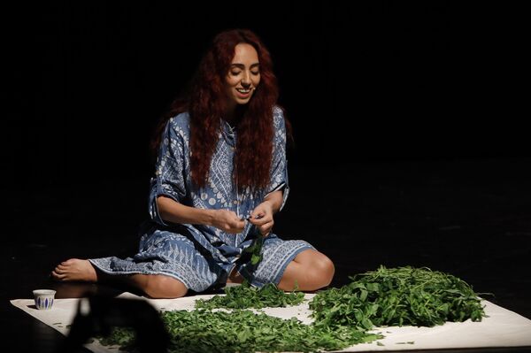 &quot;غزة - عيتا الشعب - غزة&quot;.. مسرحية توثق صمود النساء بين الحرب والذاكرة - سبوتنيك عربي