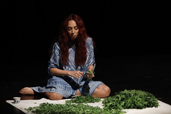 &quot;غزة - عيتا الشعب - غزة&quot;.. مسرحية توثق صمود النساء بين الحرب والذاكرة - سبوتنيك عربي