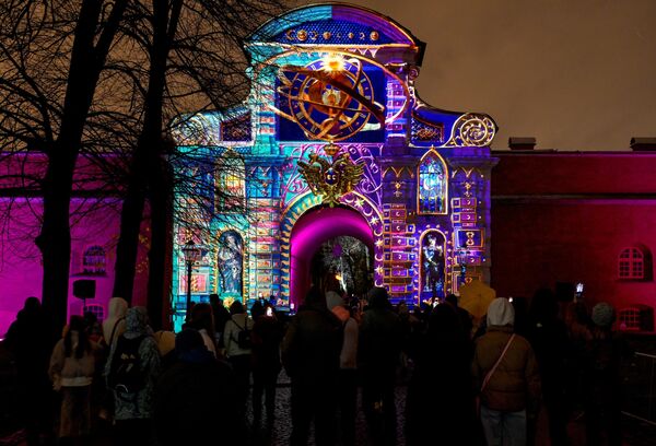 مهرجان الفن الضوئي الرقمي &quot;فنون الضوء 2025&quot;، في قلعة &quot;بطرس وبولس&quot;، بمدينة سانت بطرسبورغ الروسية - سبوتنيك عربي