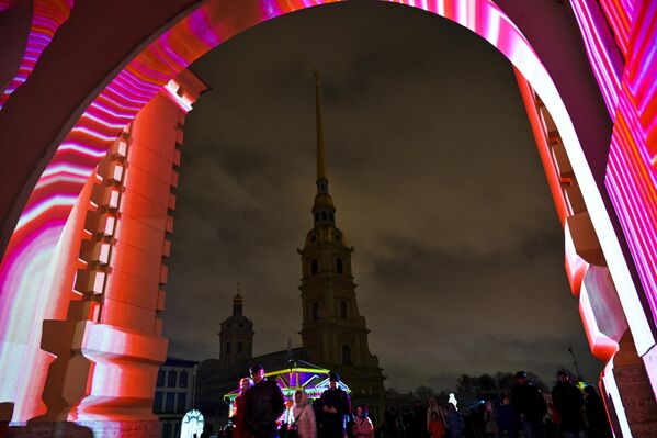 مهرجان الفن الضوئي الرقمي &quot;فنون الضوء 2025&quot;، في قلعة &quot;بطرس وبولس&quot;، بمدينة سانت بطرسبورغ الروسية - سبوتنيك عربي