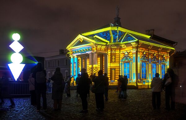 عرض الإضاءة مع ضوء الليزر في مهرجان الفن الضوئي الرقمي &quot;فنون الضوء 2025&quot;، في قلعة &quot;بطرس وبولس&quot;، بمدينة سانت بطرسبورغ الروسية - سبوتنيك عربي