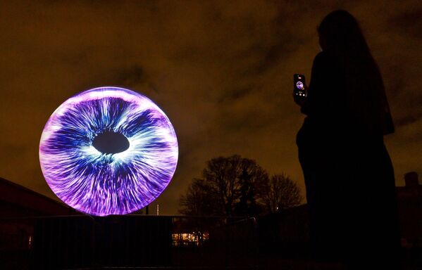 فتاة تلتقط صورا في مهرجان الفن الضوئي الرقمي &quot;فنون الضوء 2025&quot;، في قلعة &quot;بطرس وبولس&quot;، بمدينة سانت بطرسبورغ الروسية - سبوتنيك عربي