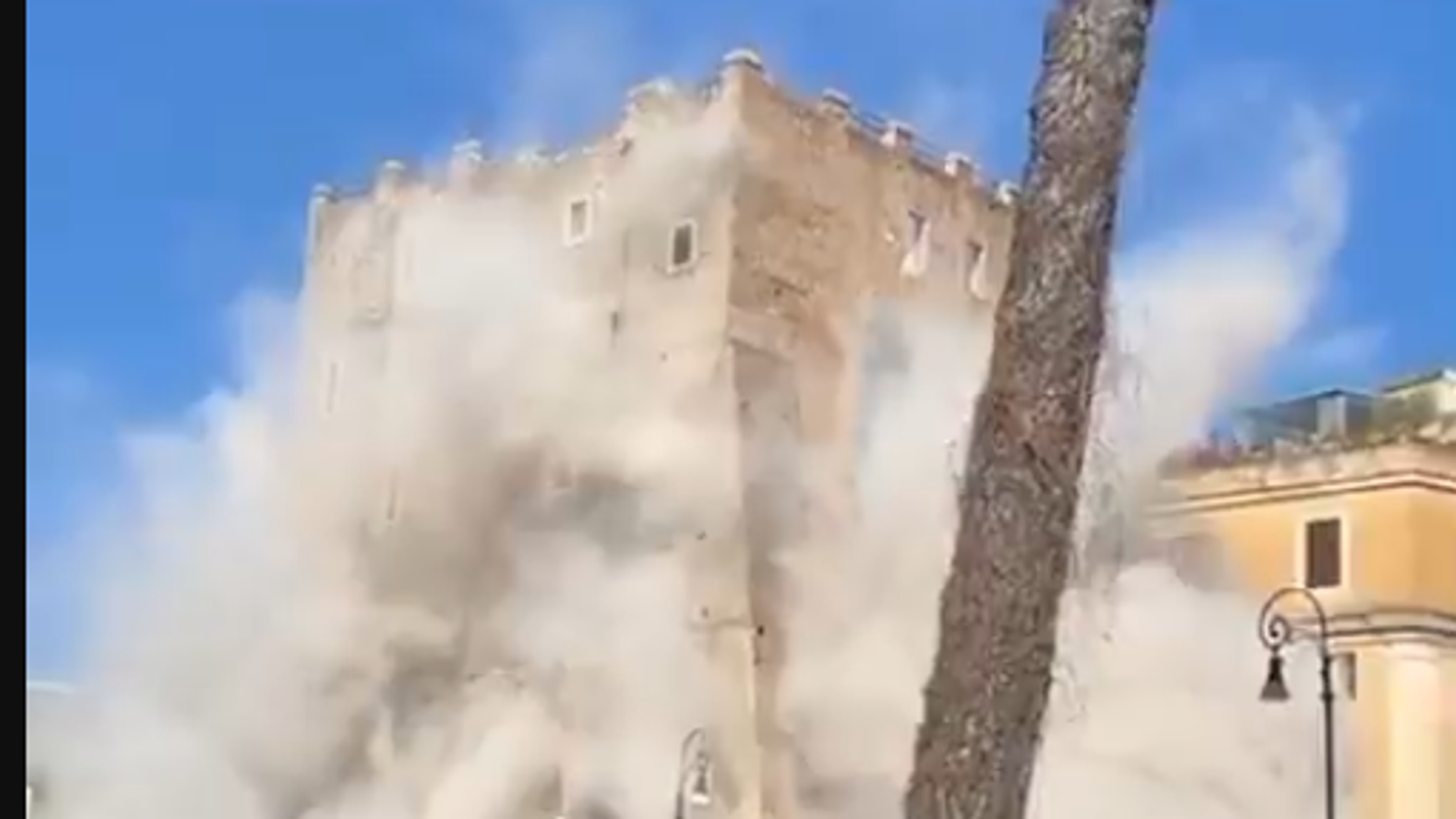 لحظة انهيار برج تاريخي من العصور الوسطى في إيطاليا... فيديو