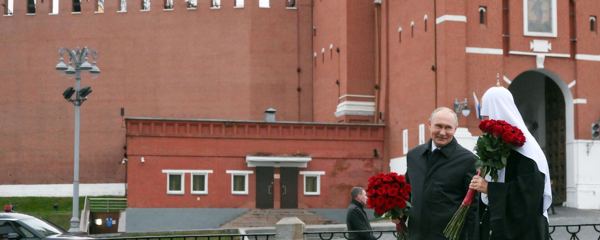 الرئيس الروسي فلاديمير بوتين يضع الزهور على نصب النصب التذكاري لمينين وبوزارسكي بمناسبة يوم الوحدة الوطنية - سبوتنيك عربي, 1920, 04.11.2025