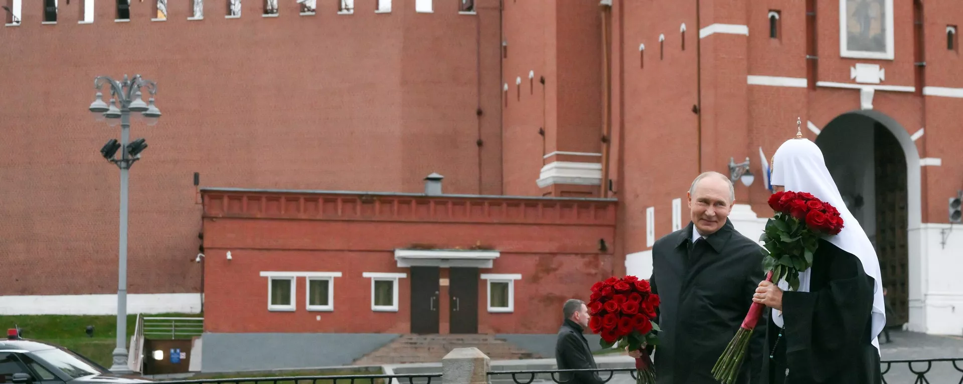 الرئيس الروسي فلاديمير بوتين يضع الزهور على نصب النصب التذكاري لمينين وبوزارسكي بمناسبة يوم الوحدة الوطنية الرئيس الروسي فلاديمير بوتين يضع الزهور على نصب النصب التذكاري لمينين وبوزارسكي بمناسبة يوم الوحدة الوطنية - سبوتنيك عربي, 1920, 04.11.2025