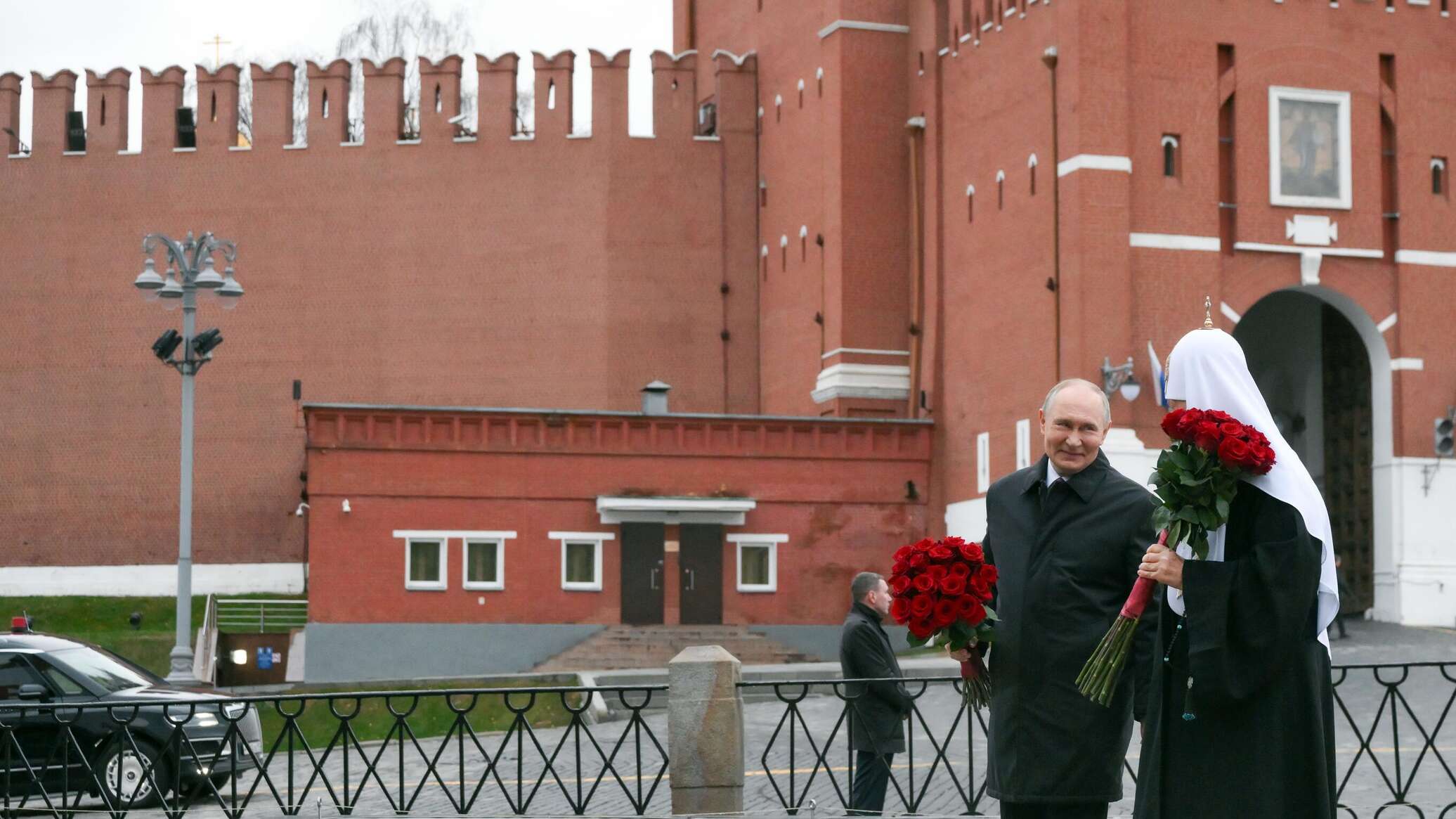 بوتين يضع الزهور على النصب التذكاري لمينين وبوجارسكي بمناسبة يوم الوحدة الوطنية