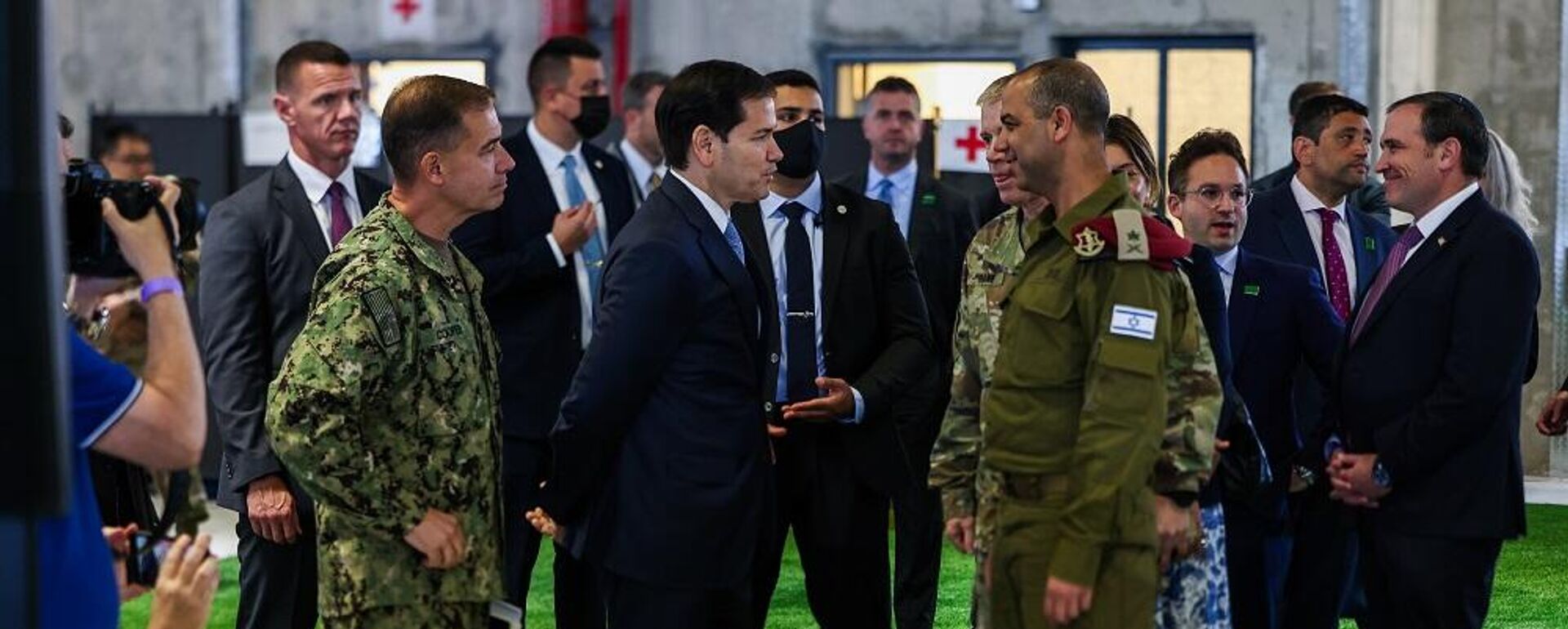 وزير الخارجية الأمريكي، ماركو روبيو، يتحدث مع العميد الإسرائيلي، يعقوب دولف، أثناء زيارته لمركز التنسيق المدني العسكري في جنوب إسرائيل، 24 أكتوبر/ تشرين الأول 2025 - سبوتنيك عربي, 1920, 04.11.2025