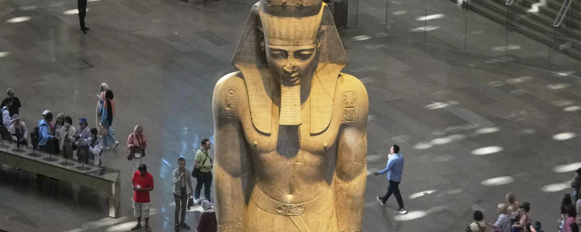 Экспонаты в Большом египетском музее в Гизе Экспонаты в Большом египетском музее в Гизе - سبوتنيك عربي, 1920, 05.11.2025