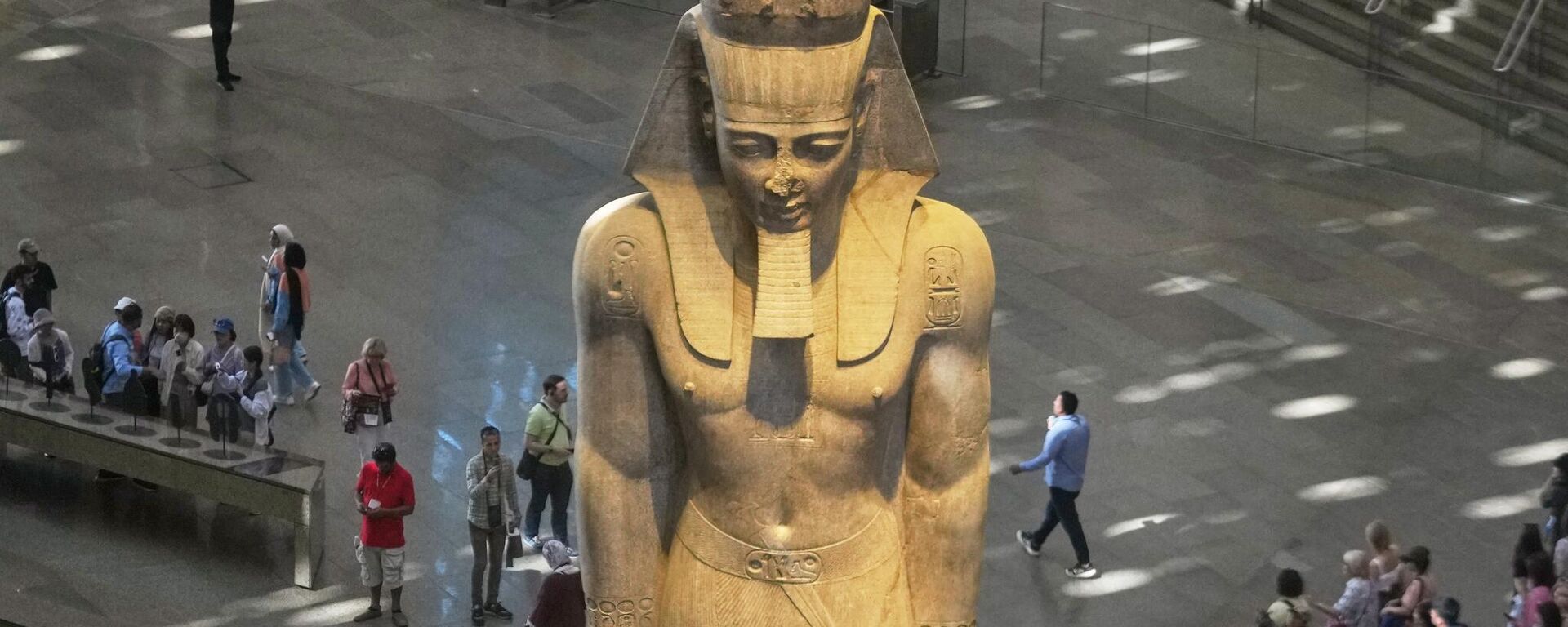 Экспонаты в Большом египетском музее в Гизе  - سبوتنيك عربي, 1920, 05.11.2025