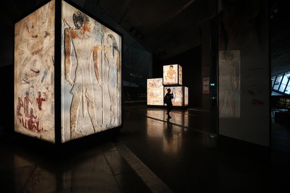  أحد زوار المتحف المصري الكبير يتجول بين التحف الأثرية.  - سبوتنيك عربي