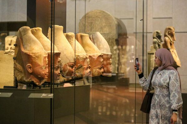  زوار يلتقطون الصور التذكارية للتحف الأثرية داخل المتحف المصري الكبير.  - سبوتنيك عربي