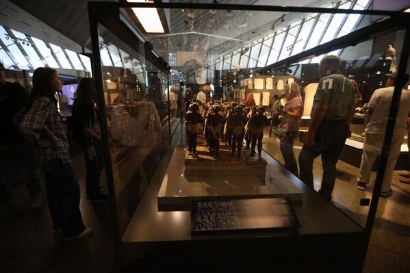 خلال تجوال الزوار داخل أروقة المتحف المصري الكبير.  - سبوتنيك عربي