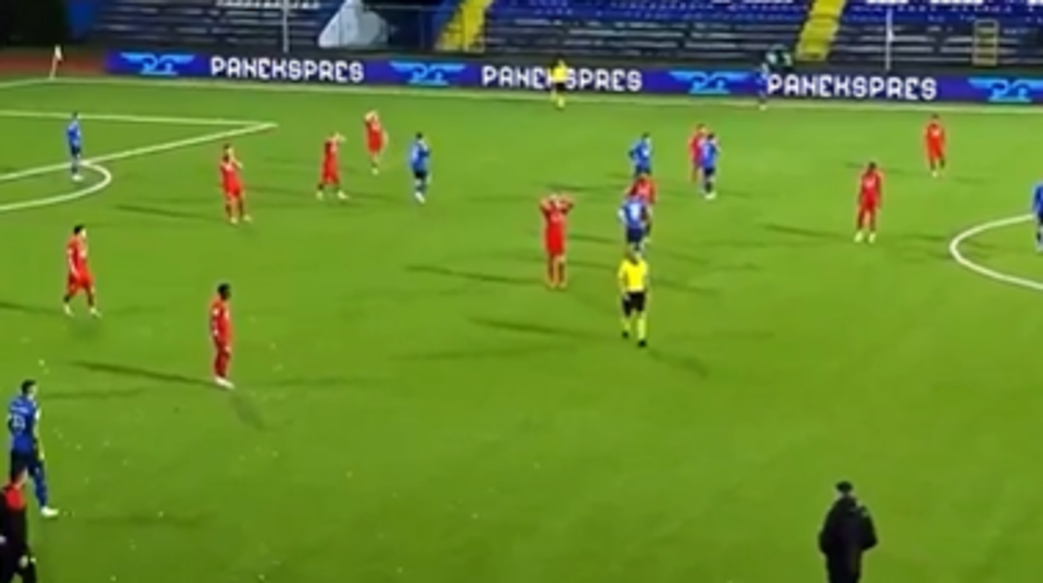 نوبة قلبية تُنهي حياة مدرب أثناء المباراة في صربيا...فيديو