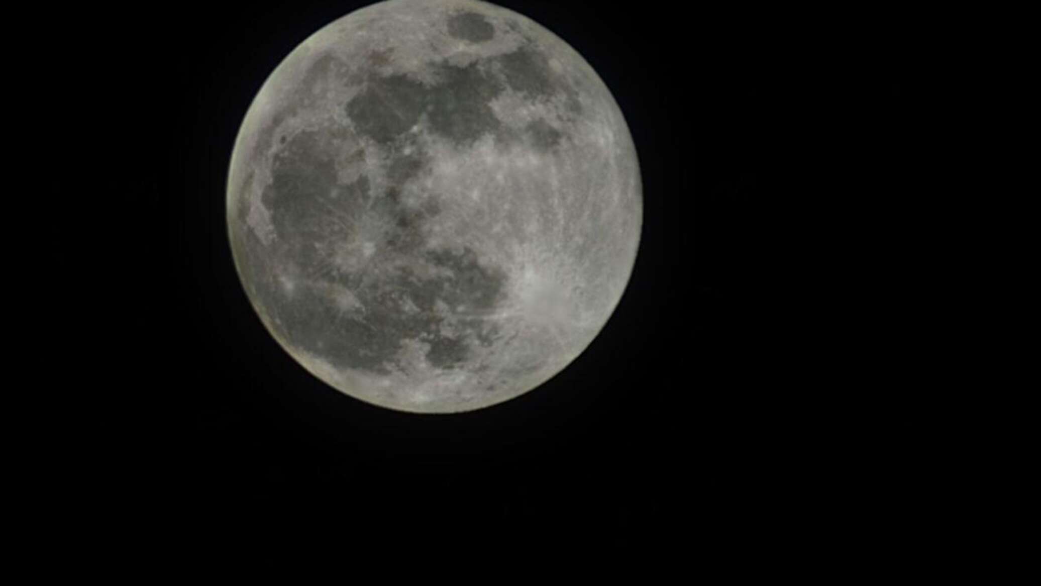 عدسة "سبوتنيك" ترصد ظاهرة قمر القندس العملاق في سماء الإمارات