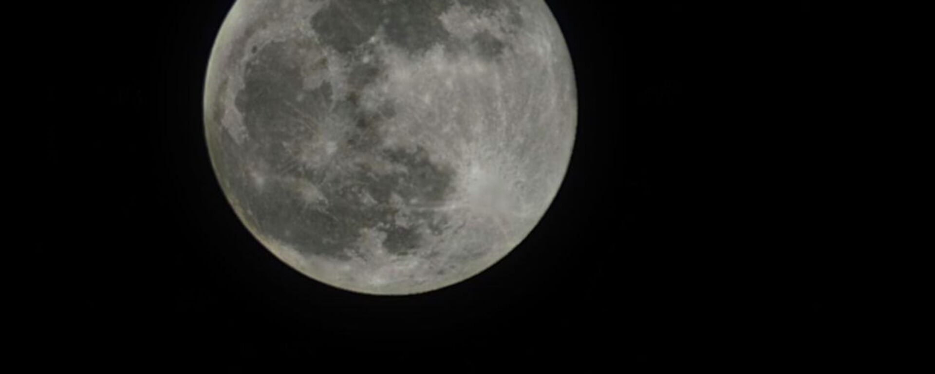 عدسة سبوتنيك ترصد ظاهرة قمر القندس العملاق في سماء الإمارات  - سبوتنيك عربي, 1920, 05.11.2025