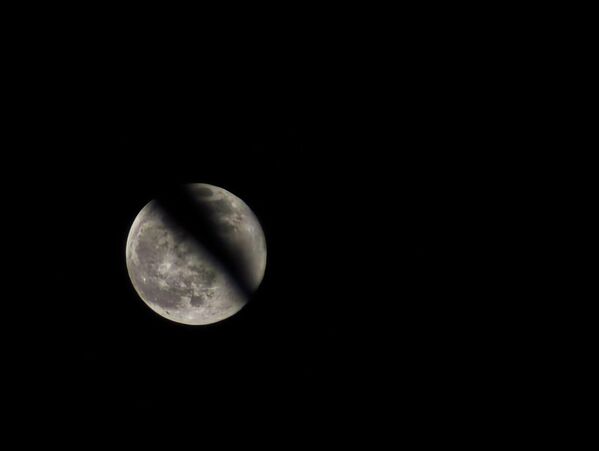 عدسة سبوتنيك ترصد ظاهرة قمر القندس العملاق في سماء الإمارات  - سبوتنيك عربي