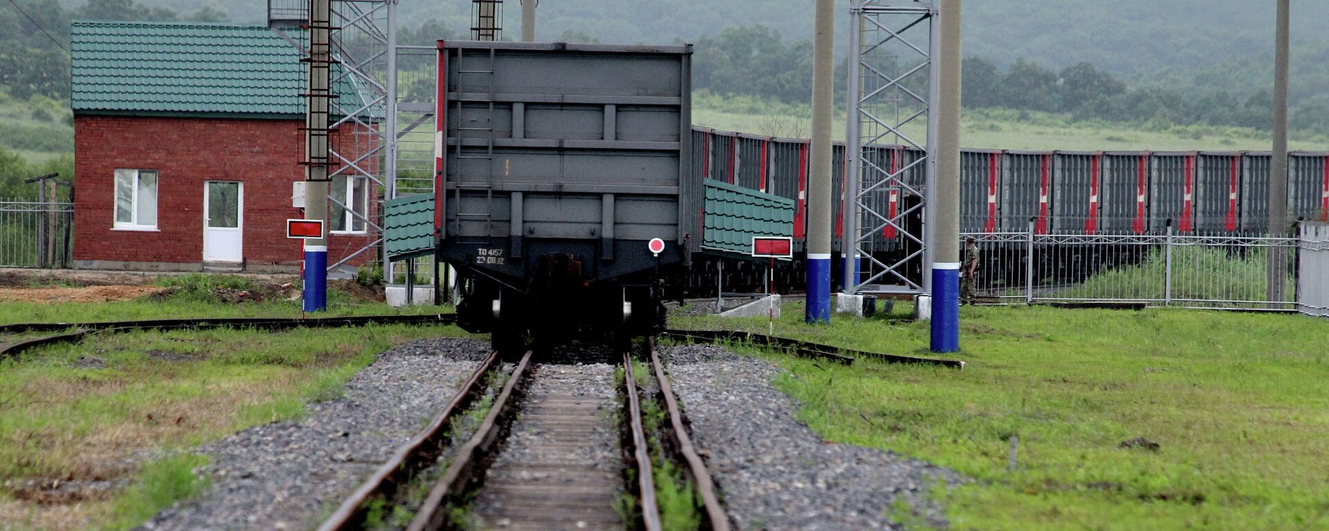 The first freight train crosses the new railway checkpoint between the Russian station Makhalino and Chinese station Hunchun, Jilin province - سبوتنيك عربي, 1920, 06.11.2025