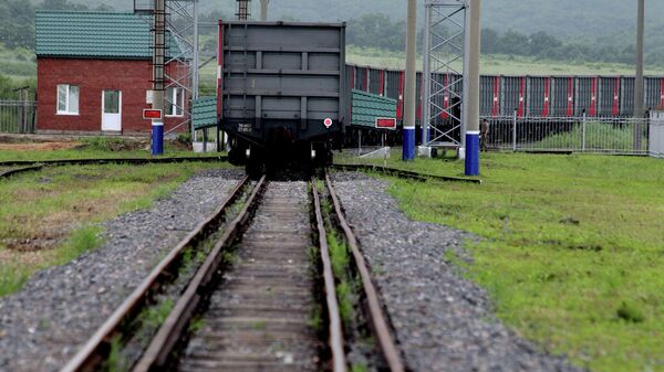 The first freight train crosses the new railway checkpoint between the Russian station Makhalino and Chinese station Hunchun, Jilin province - سبوتنيك عربي