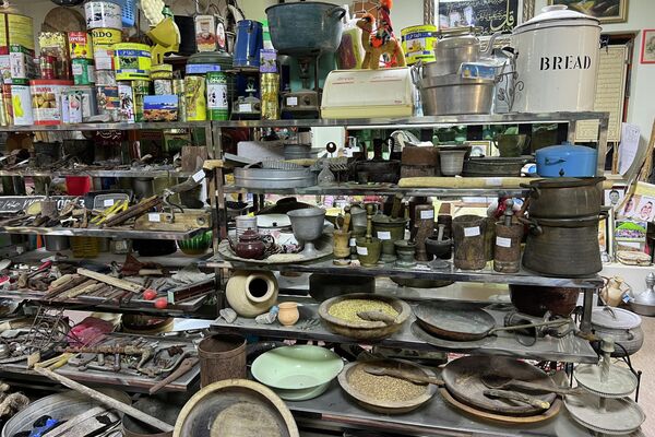 عاشق تراث حوّل بدروم منزله إلى متحف عاشق تراث حوّل بدروم منزله إلى متحف - سبوتنيك عربي