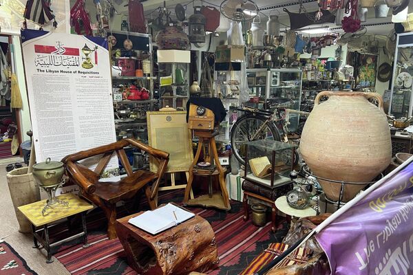 عاشق تراث حوّل بدروم منزله إلى متحف عاشق تراث حوّل بدروم منزله إلى متحف - سبوتنيك عربي