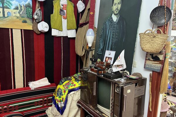 عاشق تراث حوّل بدروم منزله إلى متحف عاشق تراث حوّل بدروم منزله إلى متحف - سبوتنيك عربي