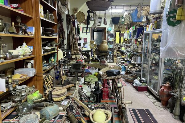 عاشق تراث حوّل بدروم منزله إلى متحف عاشق تراث حوّل بدروم منزله إلى متحف - سبوتنيك عربي