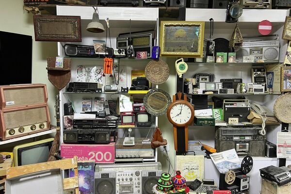 عاشق تراث حوّل بدروم منزله إلى متحف عاشق تراث حوّل بدروم منزله إلى متحف - سبوتنيك عربي