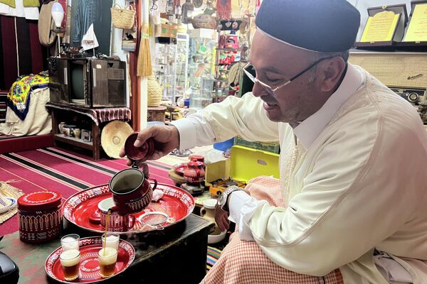 عاشق تراث حوّل بدروم منزله إلى متحف عاشق تراث حوّل بدروم منزله إلى متحف - سبوتنيك عربي