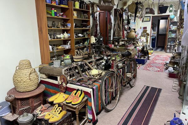 عاشق تراث حوّل بدروم منزله إلى متحف عاشق تراث حوّل بدروم منزله إلى متحف - سبوتنيك عربي