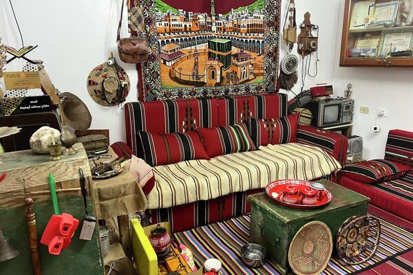 عاشق تراث حوّل بدروم منزله إلى متحف عاشق تراث حوّل بدروم منزله إلى متحف - سبوتنيك عربي