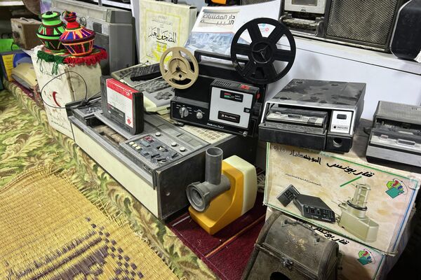 عاشق تراث حوّل بدروم منزله إلى متحف عاشق تراث حوّل بدروم منزله إلى متحف - سبوتنيك عربي