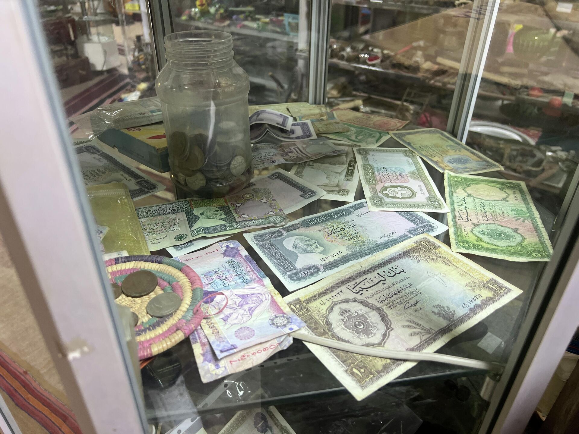 عاشق تراث حوّل بدروم منزله إلى متحف عاشق تراث حوّل بدروم منزله إلى متحف - سبوتنيك عربي, 1920, 06.11.2025